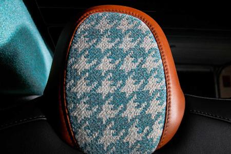 Vilner pimpt Tesla Model 3-Interieur mit Hahnentrittmuster und viel Türkis