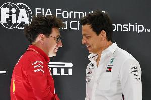 Mattia Binotto und Toto Wolff bei der FIA-PK beim Saisonfinale in Abu Dhabi