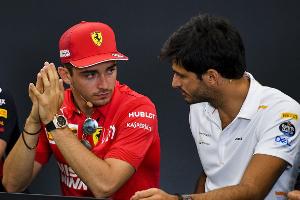 Carlos Sainz (rechts) hat nicht vor, sich Charles Leclerc einfach zu ergeben