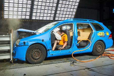 ADAC-Crashtest: Ungesicherte Einkäufe bei Unfall lebensgefährlich