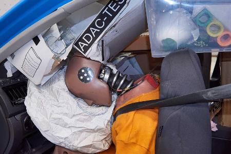 ADAC-Crashtest: Ungesicherte Einkäufe bei Unfall lebensgefährlich