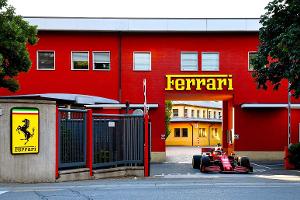 Am Firmeneingang: Charles Leclerc geht mit dem Ferrari SF1000 auf die Straße