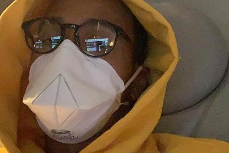 Lewis Hamilton trägt auf dem Flug nach Australien eine Corona-Schutzmaske