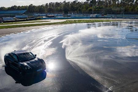 Porsche Taycan driftet ins Guinness-Buch der Rekorde