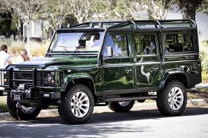 Land Rover Defender mit Corvette-Motor und Degustations-Ausrüstung