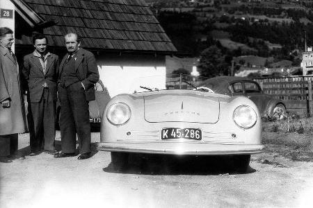 1948: Ferry Porsche (Mitte) mit seinem Vater Ferdinand Porsche (rechts) und Erwin Komenda (links) vor dem 356 Nr. 1 in Gmünd...