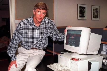 Der 'Professor' weiß schon zu Beginn seiner Trainerkarriere, wie wichtig die richtige Technik neben und auf dem Fußballplatz...