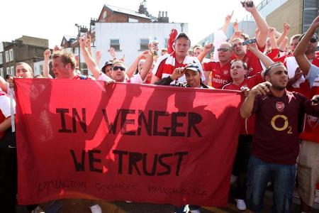 So lautete jahrelang das Motto der meisten Anhänger von Arsenal. Immer wieder geriet Wenger jedoch aufgrund ausbleibender Er...