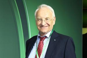 Bayern-Aufsichtsrat Stoiber verteidigt zunehmende Kommerzialsierung im Fußball