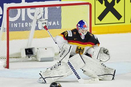 Aus den Birken lacht über sich selbst: 