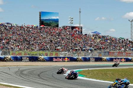 Jerez: Safety Car landet im Kiesbett