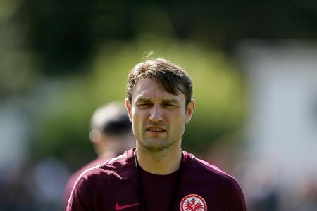 Frankfurts Co-Trainer Robert Kovac überwältigt einen Räuber