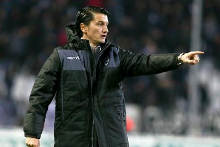 Bierbecher trifft Trainer am Kopf: Spielabbruch in Griechenland