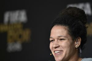 Frauen-Finale: Sasic trägt Pokal ins Stadion