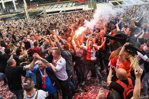 Feuerwerkskörper und Alkohol: 76 Festnahmen bei Meisterfeier in Rotterdam