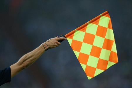 Schiedsrichter-Assistent erleidet nach Fan-Attacke Kopfverletzungen