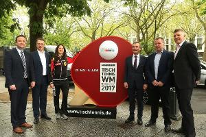 Riesen-Tischtennisschläger als WM-Einstimmung auf Düsseldorfs Kö