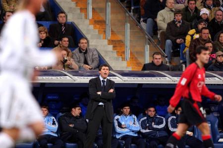 Der nächste Kurzarbeiter durfte sich probieren. Doch auch Juan Ramón López Caro brachte weder den großen Fußball noch den gr...