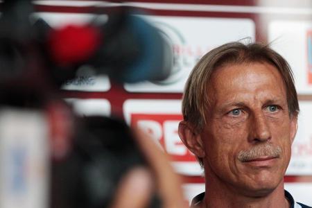 Bei seinem Amtsantritt in Frankfurt im März 2011 verkündet Christoph Daum, die Eintracht zunächst zum Klassenerhalt und spät...