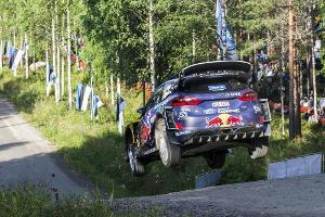 Rallye Finnland: Ogier mit Aufhängungsbruch, Außenseiter Lappi führt