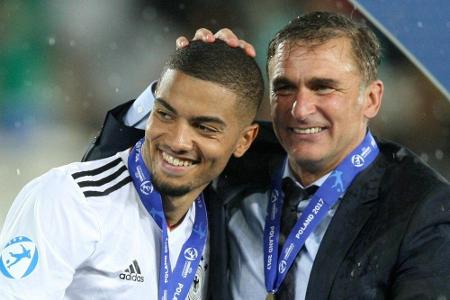 Löw gratuliert Kuntz - Feier mit Rotwein und Zigarre