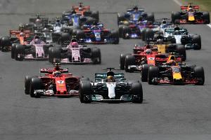 Formel 1: Hamilton gewinnt den Start - Verstappen verdrängt Vettel