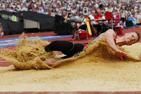 Rehm springt am weitesten - Howard holt sich den Titel