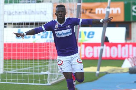 Der Nigerianer holt sich die Bundesliga-Torjägerkrone. Mit 17 Toren in 33 Spielen konnte sich der Austria-Stürmer knapp an d...