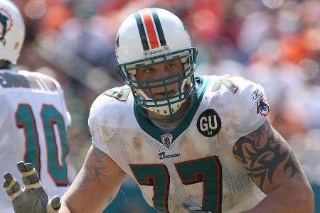 Im NFL-Combine schafft der Offensive Tackle unüberbotene 37 Wiederholungen beim Bankdrücken. Die Verantwortlichen in Florida...