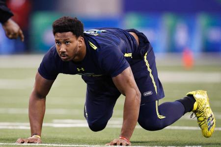 Der 123-Kilo-Mann wird im 2017er Draft an erster Stelle von den Cleveland Browns gezogen. Im Dawg Pound soll Garrett der Def...