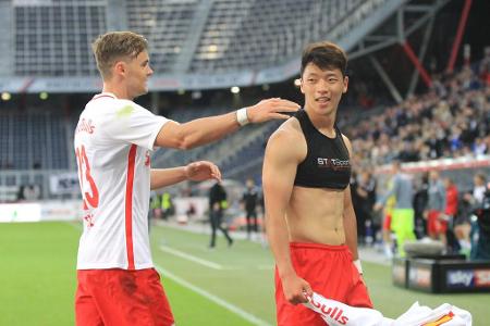 Stefan Stangl gratuliert Hee-chan Hwang, der für das Ausziehen seines Leiberls Gelb bekommt.