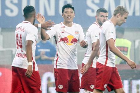 Nach dem Seitenwechsel zappelt der Ball im Netz. Hee-chan Hwang schließt einen Konter der Salzburger zum 1:0 ab.