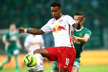 In der Schlussphase treffen die favorisierten Salzburger erneut. Valentino Lazaro bekommt den Ball vor die Füße und zirkelt ...