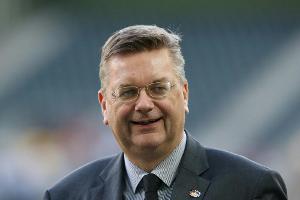 Grindel verteidigt Stehplätze und Aussetzung von Kollektivstrafen