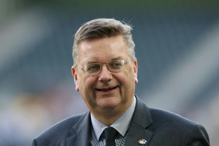 Grindel verteidigt Stehplätze und Aussetzung von Kollektivstrafen