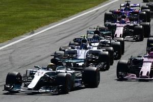 Hamilton gewinnt den Start - Vettel auf vier