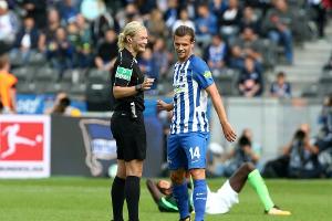 Steinhaus feiert Bundesliga-Premiere mit Spielball und Webb