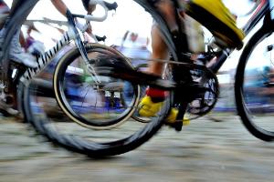 Aus dem Rahmen rauchte es: Radrennfahrer mit Hilfsmotor erwischt