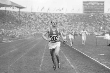Auf den Mittel- und Langdistanzen prägte Emil Zatopek die Olympischen Spiele der 1948 und 1952. Zur Legende wurde der Tschec...