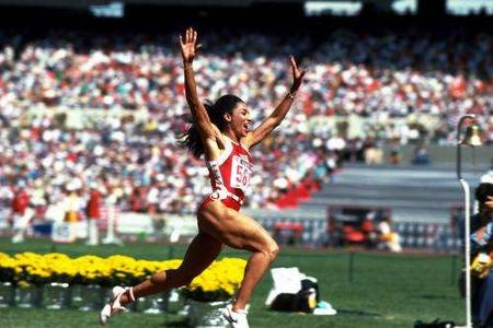 1988 verzauberte Florence Griffith-Joyner in Seoul die gesamte Sportwelt! Die US-Amerikanerin gewann Gold über 100 und 200 M...