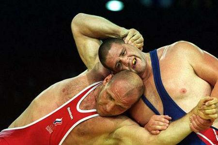 Der promovierte Physiker Alexander Karelin (l.) war von 1988 bis 2000 als Ringer im griechisch-römischen Stil aktiv. Der 'Ru...