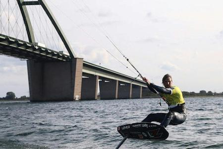 Kitesurfer Gruber umrundet Fehmarn in Rekordzeit