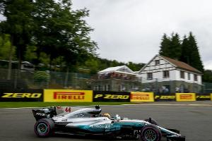 Hamilton an der Spitze, Vettel bleibt dran
