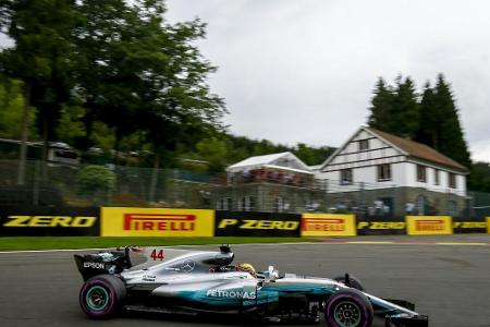 Hamilton an der Spitze, Vettel bleibt dran