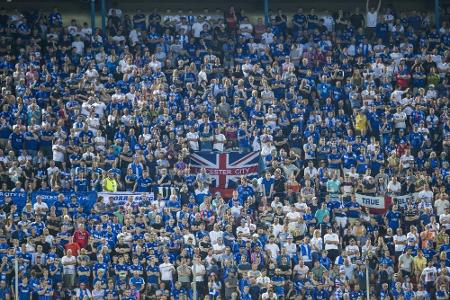 Leicester verurteilt homophobe Fangesänge gegen Brighton