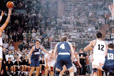 Bei der Europameisterschaft 1993 im eigenen Land zieht das DBB-Team sensationell ins Finale gegen Russland ein. Drei Sekunde...