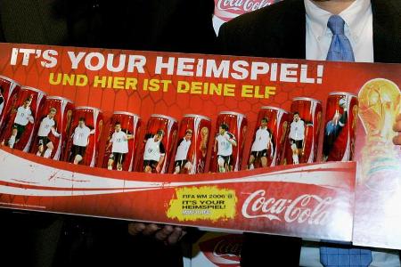 Der Slogan gehörte im Jahr 2006 zu einer Werbekampagne des Getränkekonzerns Coca Cola.