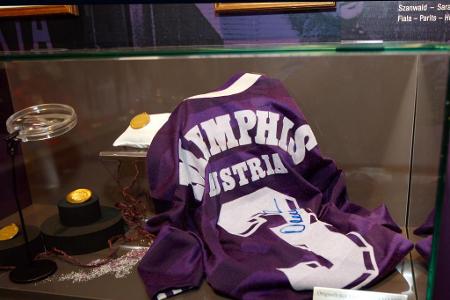 Das violette Dress mit der Nummer drei des Derby-Rekordspielers wird im Austria-Museum ausgestellt. Weltfussball präsentiert...