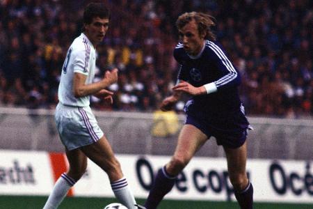Mit 42 Einsätzen im Wiener Derby ist Karl Daxbacher auf Platz zehn der Liste der Rekordspieler in diesem Prestigeduell zu fi...