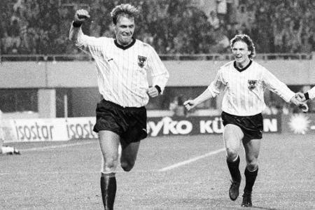 Zwischen 1978 und 1992 war Reinhard Kienast bei ebenfalls 47 Wiener Derbies dabei. Wenn der Stürmer, wie hier im Bild, Deuts...